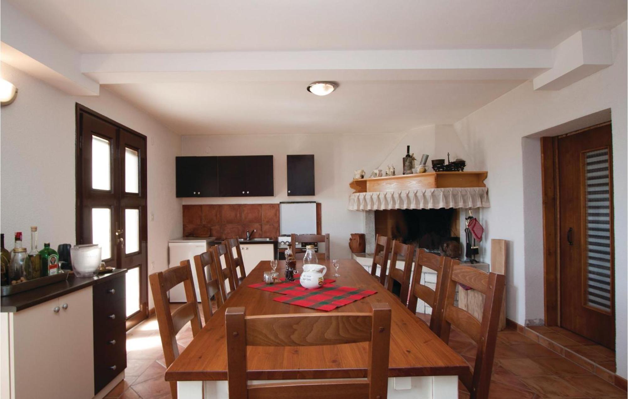 2 Bedroom Awesome Apartment In Barban Екстериор снимка